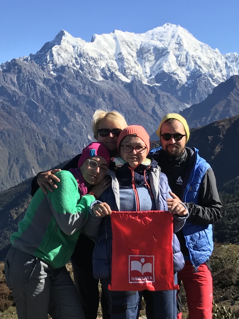 {:pl}Gratulacje dla Olgi Tokarczuk wprost z Dachu Świata{:}{:de}Wir gratulieren Olga Tokarczuk direkt vom Dach der Welt{:}