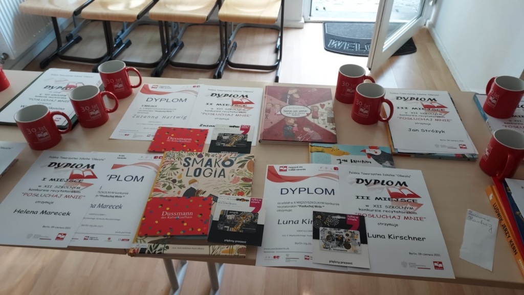 {:pl}X Międzyszkolny Konkurs Recytatorski{:}{:de}X Wettbewerb „Posłuchaj mnie” {:}