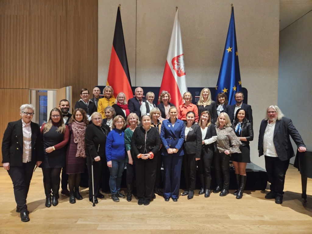 {:pl}Spotkanie z Minister Edukacji RP Barbarą Nowacką{:}{:de}Treffen mit der Bildungsministerin der Republik Polen, Barbara Nowacka{:}